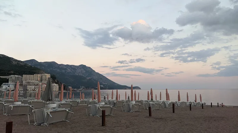 Plaža u Bečićima kod Budve u sumrak