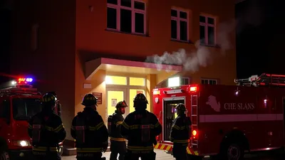 Vatrogasci ispred škole tokom noćne intervencije gašenja požara